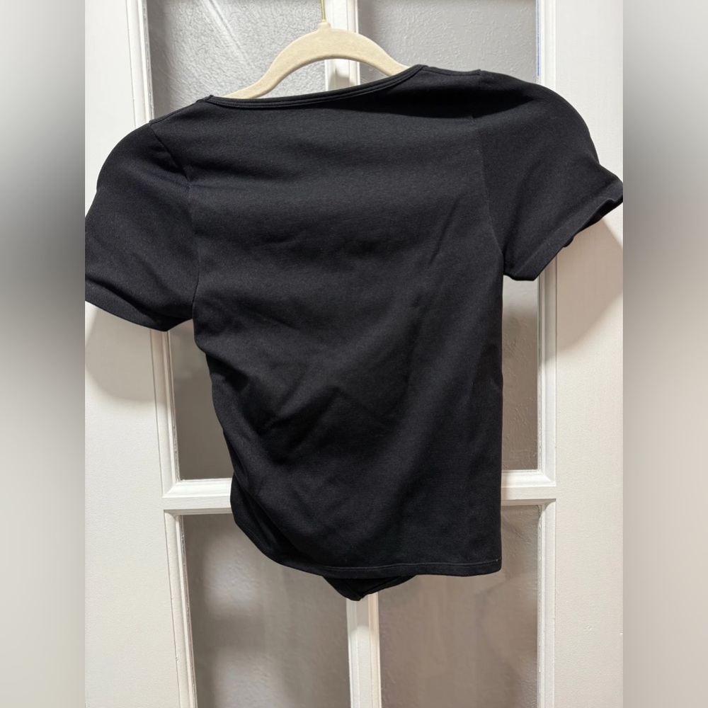 NWOT OQQ Short Sleeve Crew Neck Ruched Tee Shirt - Picture 5 of 6